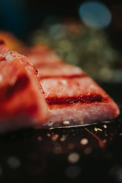 Een Verticaal Shot Van Gegrilde Zalm Met Sesamzaad — Stockfoto