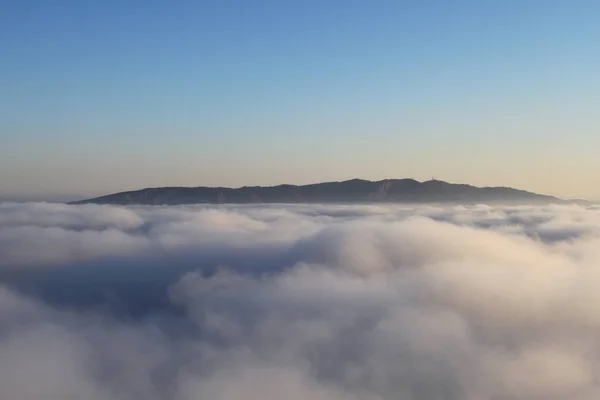 Una Vista Impresionante Nubes Esponjosas Con Fondo Montaña Atardecer —  Fotos de Stock