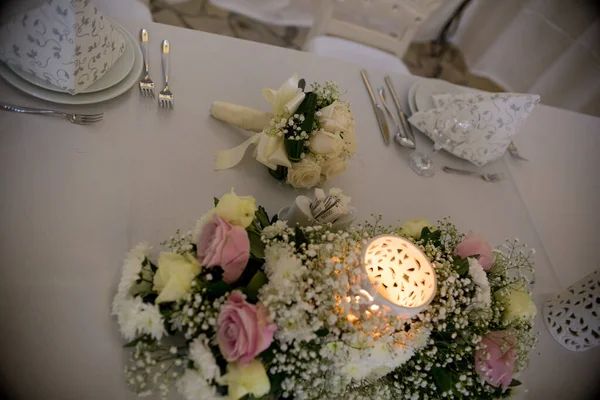 Eine Nahaufnahme Von Wunderschönen Hochzeitsdekorationen Mit Rosen Und Kerzen Auf — Stockfoto