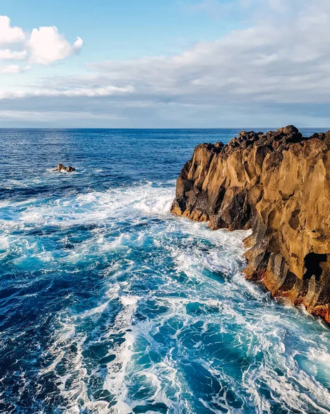 サンミゲル島 アゾレス諸島の崖に波が打ち寄せる風光明媚な風景 — ストック写真