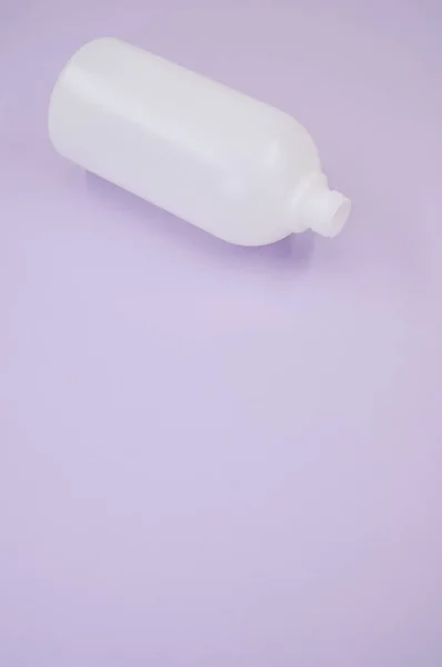 Eine Vertikale Aufnahme Einer Plastikflasche Auf Violettem Hintergrund — Stockfoto