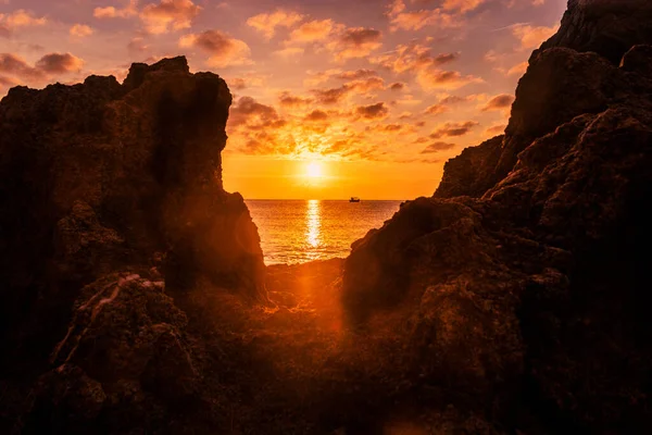 스페인의 칼라데팔라 겔에서 황금빛 석양이 해변에 바위들과 절벽들은 바다에 있었다 — 스톡 사진
