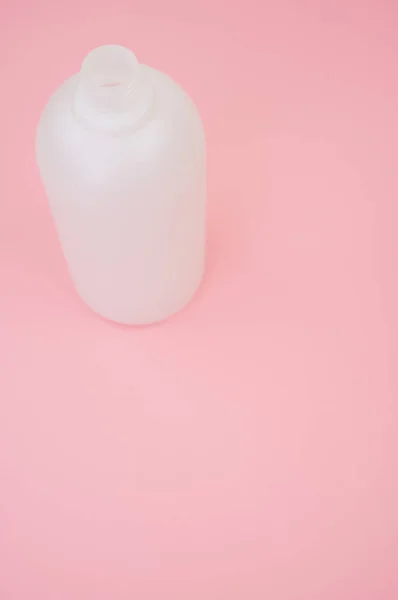 Egy Függőleges Lövés Egy Műanyag Palack Rózsaszín Alapon — Stock Fotó