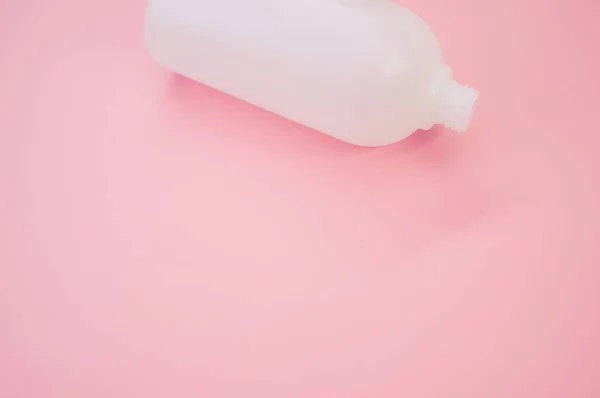 Een Close Shot Van Een Plastic Fles Een Roze Achtergrond — Stockfoto