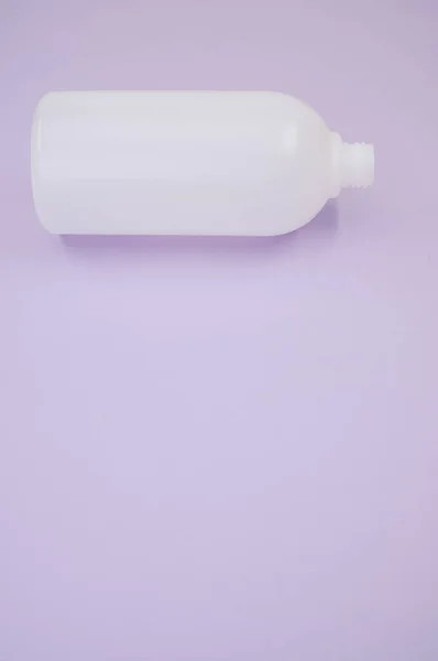 Plan Vertical Une Bouteille Plastique Sur Fond Violet — Photo