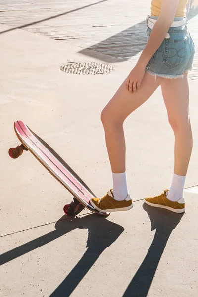 Vertikální Záběr Feer Bílé Ženy Kraťasech Skateboardu — Stock fotografie