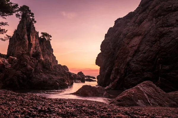 西班牙卡拉德帕拉夫鲁格尔 在美丽的落日下 戈尔斐海滩上的岩石被大海包围着 — 图库照片