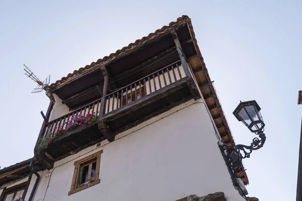 Vue Angle Bas Ancien Bâtiment Traditionnel Avec Balcon Fleuri Potes — Photo