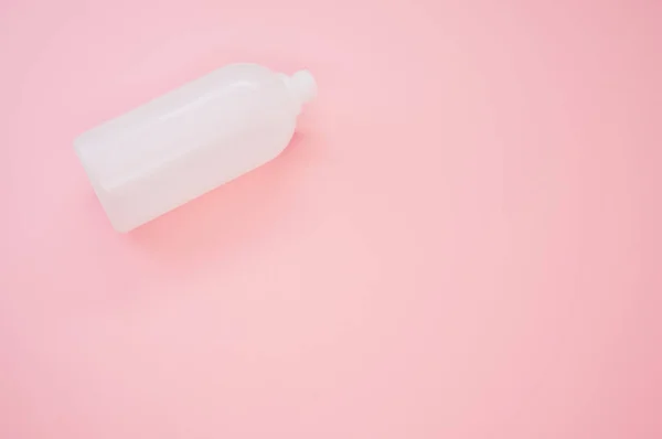 Крупный План Пластиковой Бутылки Розовом Фоне — стоковое фото