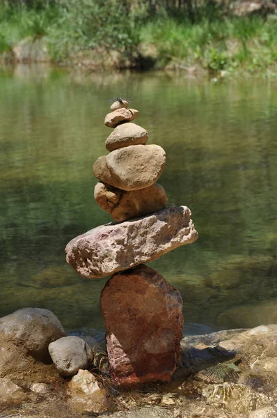 Tiro Vertical Uma Pirâmide Pedra Junto Rio — Fotografia de Stock