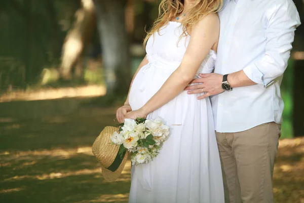Egy Fiatal Romantikus Pár Gyönyörű Leendő Szülők Csinál Egy Terhesség — Stock Fotó