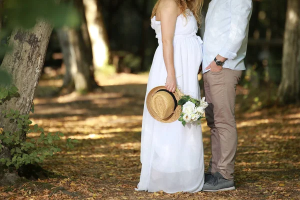 Genç Romantik Bir Çift Müstakbel Anne Baba Ormanda Hamilelik Fotoshoot — Stok fotoğraf