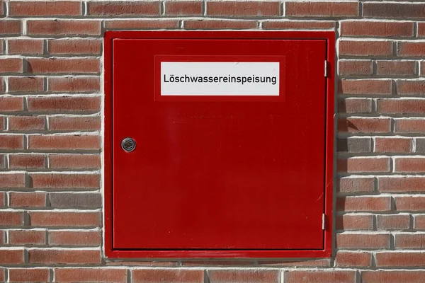 Közelkép Tűzoltó Vízellátásról Német Nyelven Piros Szárnyon Téglafalon Németországban Európában — Stock Fotó