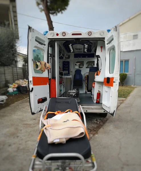 Een Verticaal Schot Van Een Ambulance Auto Een Straat — Stockfoto