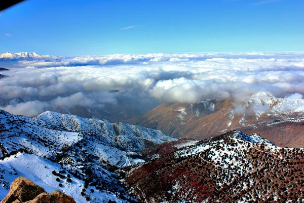 Een Prachtig Winterlandschap Met Besneeuwde Bergen — Stockfoto