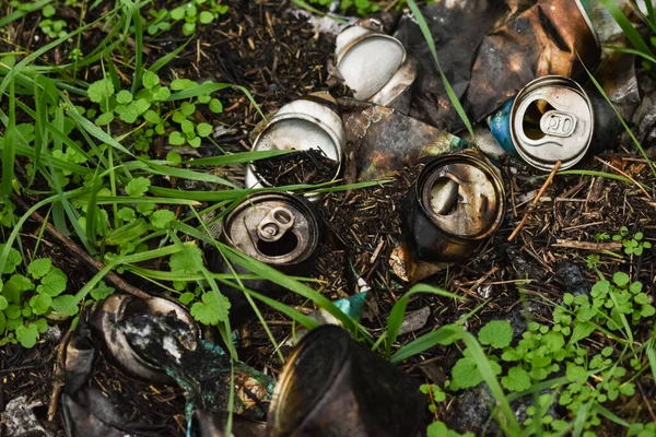 地面に古い錆びた缶の選択的な焦点ショット 汚染の概念 — ストック写真