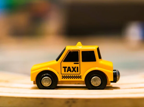 Eine Nahaufnahme Eines Winzigen Taxiauto Spielzeugs Auf Einem Holztisch Auf — Stockfoto