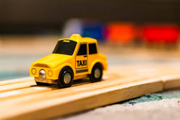 Close Brinquedo Táxi Minúsculo Uma Mesa Madeira Fundo Embaçado — Fotografia de Stock