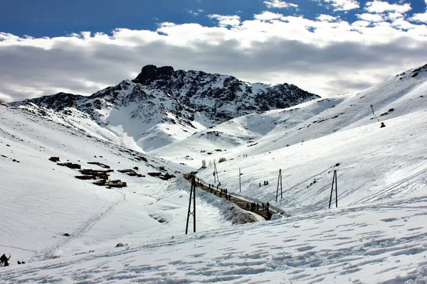 Прекрасный Зимний Пейзаж Заснеженными Горами — стоковое фото