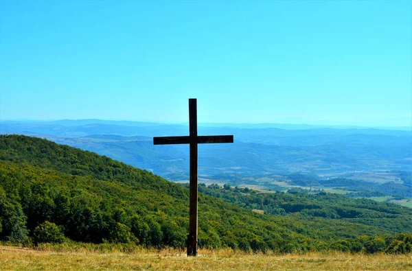 Nahaufnahme Eines Holzkreuzes Vor Dem Malerischen Hintergrund Der Natur — Stockfoto