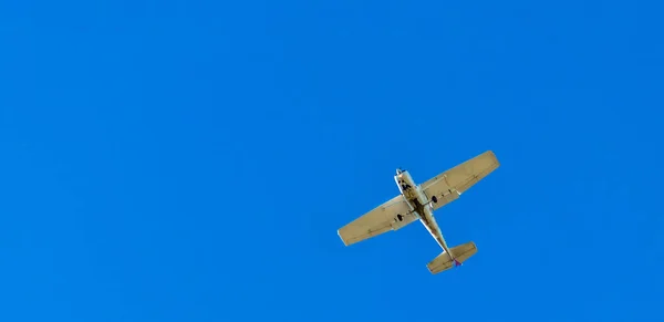 Närbild Ett Flygplan Som Flyger — Stockfoto