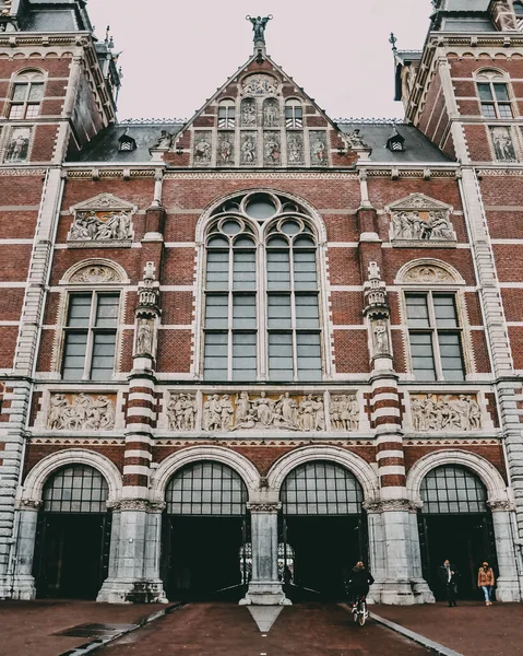 네덜란드 암스테르담의 구름낀 아래에 박물관의 — 스톡 사진