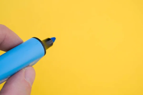 Tiro Dedos Segurando Marcador Azul Isolado Fundo Brilhante — Fotografia de Stock