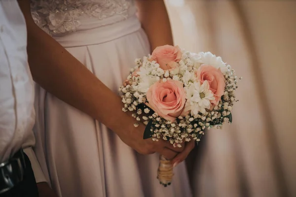 Una Sposa Che Tiene Bellissimo Bouquet Con Rose Rosa Chiaro — Foto Stock
