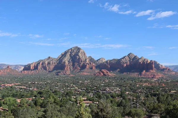 アリゾナ州セドナの谷と青空を見下ろす緑の前景と風景の眺め — ストック写真