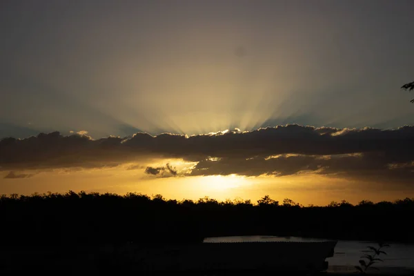 Majestatyczny Jasny Widok Zachód Słońca Sylwetką Krajobrazu Zachodzi Świecące Słońce — Zdjęcie stockowe