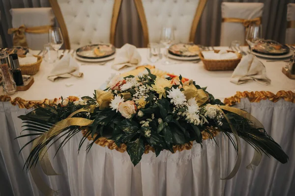 Красива Квіткова Прикраса Весільному Столі — стокове фото
