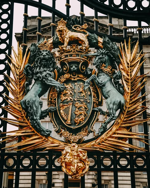 Vertikální Snímek Bran Buckinghamského Paláce Dne Londýně Anglie — Stock fotografie
