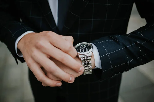 Hombre Negocios Vistiendo Traje Comprobando Tiempo Concepto Gestión Del Tiempo — Foto de Stock