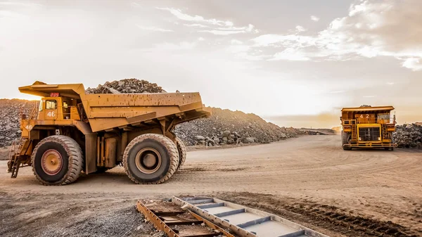 Los Camiones Industriales Sitio Minero Platino — Foto de Stock