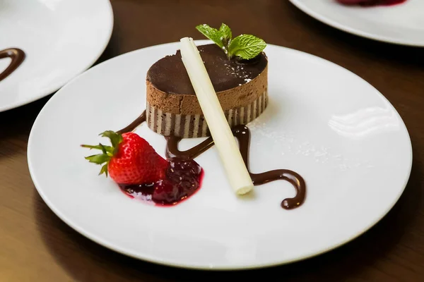 Изысканное Шоколадное Печенье Клубникой Тарелке — стоковое фото