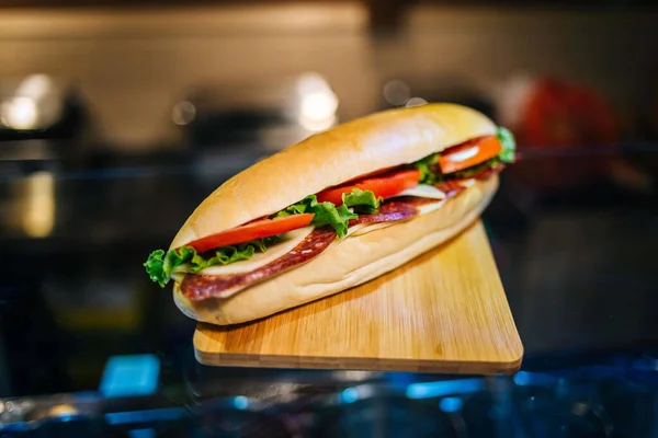 판위에서 곁들인 맛있는 샌드위치 — 스톡 사진