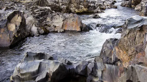 Ruisseau Eau Claire Qui Coule Travers Les Roches — Photo