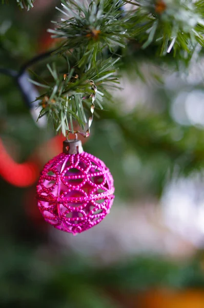 Крупный План Красивой Фиолетовой Рождественской Безделушки Висящей Дереве Размытом Фоне — стоковое фото