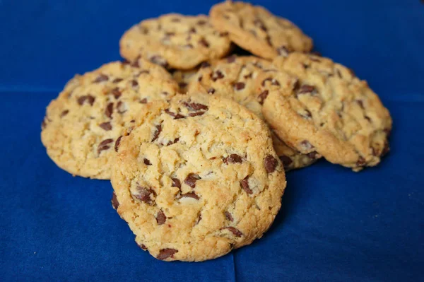 Felső Nézet Közelkép Finom Csokoládé Chips Cookie Egy Kék Felületen — Stock Fotó
