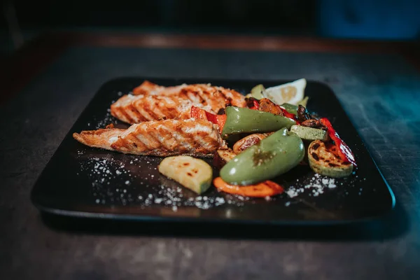 シーフード愛好家のための完璧なディナー 揚げ魚やマリネ野菜 — ストック写真