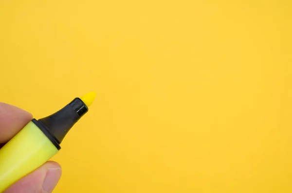 Parlak Bir Arkaplanda Izole Edilmiş Sarı Bir Işaret Tutan Bir — Stok fotoğraf