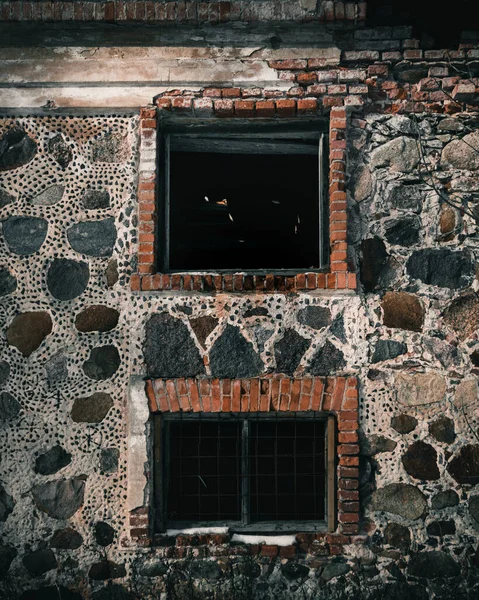 Pionowe Ujęcie Starego Kamiennego Budynku Oknami — Zdjęcie stockowe