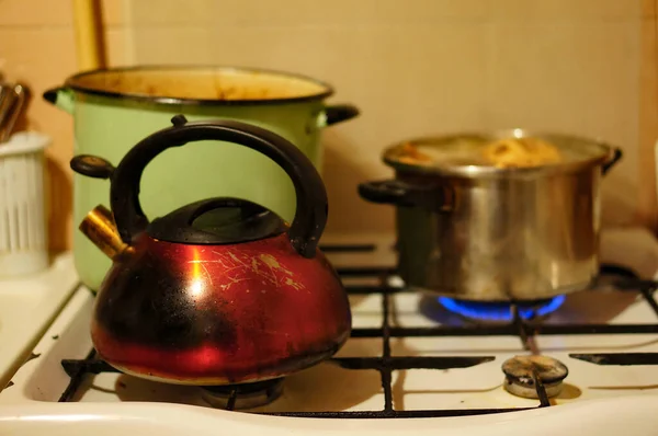 Primer Plano Una Vieja Tetera Dos Sartenes Cocinando Comida Estufa — Foto de Stock