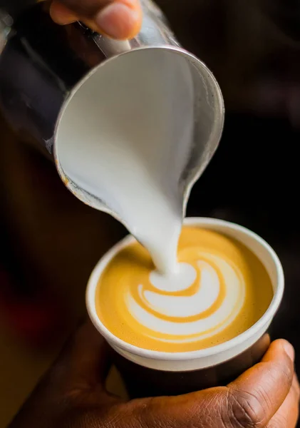 Eine Vertikale Nahaufnahme Einer Hand Die Milch Einen Latte Gießt — Stockfoto