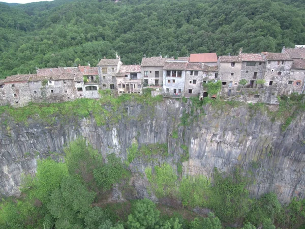 スペインの緑豊かな植生に囲まれた崖の上にある古代の小さな町Castellfollight Roca — ストック写真