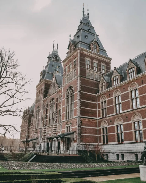 Colpo Verticale Del Rijksmuseum Sotto Cielo Nuvoloso Amsterdam Paesi Bassi — Foto Stock