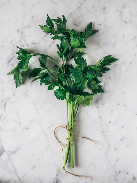 Een Oppere Uitzicht Opname Van Een Stelletje Peterselie Een Keukentafel — Stockfoto