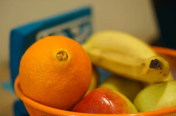 Enfoque Selectivo Primer Plano Manzanas Naranja Plátano Una Cesta Frutas —  Fotos de Stock