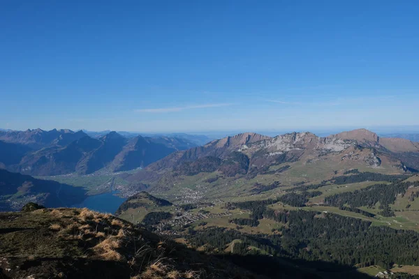 Чудовий Краєвид Оточений Горами Вкритими Зеленню Центральній Швейцарії — стокове фото