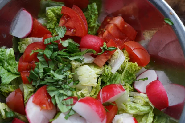 アルミ製のボウルに野菜サラダのクローズアップ — ストック写真